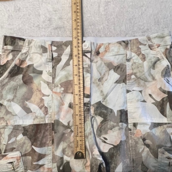 Chicos Womens Camo Cargo Pocket Mid Rise Capri Cropped Pants Stretch Sz 14 - Picture 5 of 7